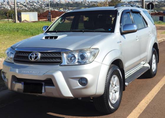TOYOTA HILUX SW4 3.0 SRV 4X4 7 LUGARES 16V TURBO INTERCOOLER DIESEL 4P AUTOMÁTICO TOYOTA HILUX SW4 3.0 SRV 4X4 7 LUGARES 16V TURBO INTERCOOLER DIESEL 4P AUTOMÁTICO